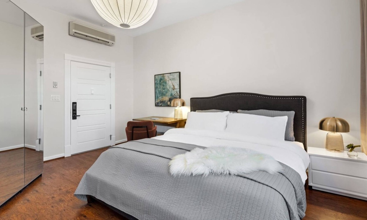 Mount Vernon House | Cozy & Modern King Studio in Historic Mt. Vernon