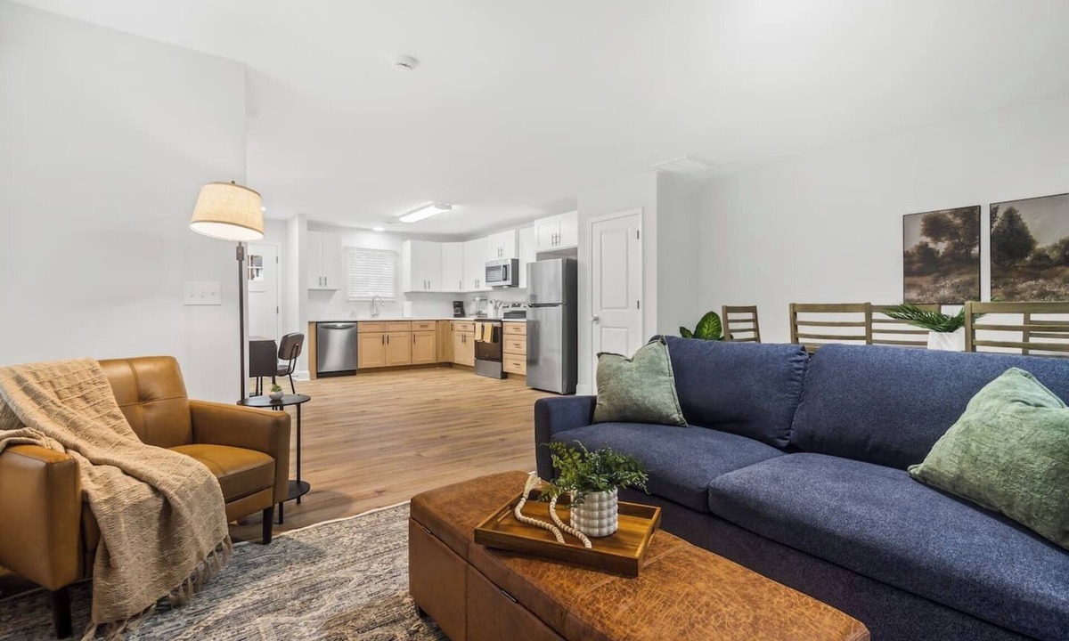 Taylors House | Cozy & Modern New-Build, 10 min to Greenville, Private Deck | Sleeps 6