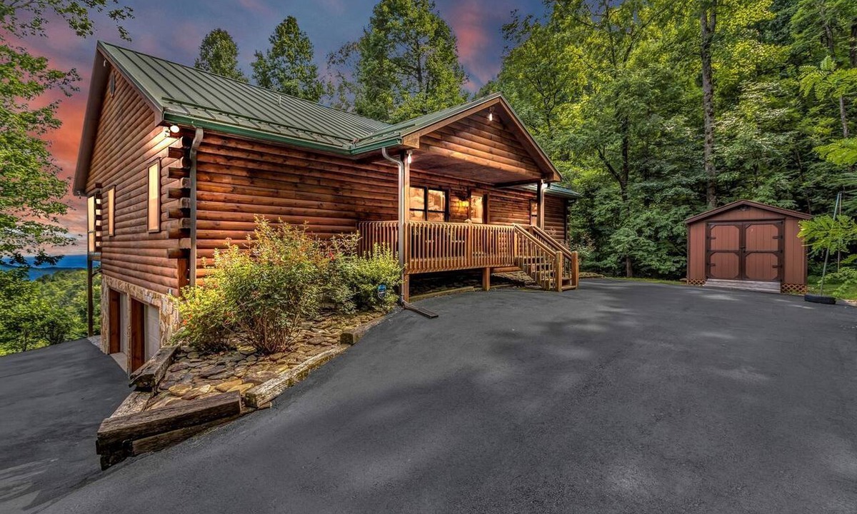 Old Fort Cabin | Cozy Mountain Cabin with Long-Range Views near Waterfall Park in Old Fort, NC