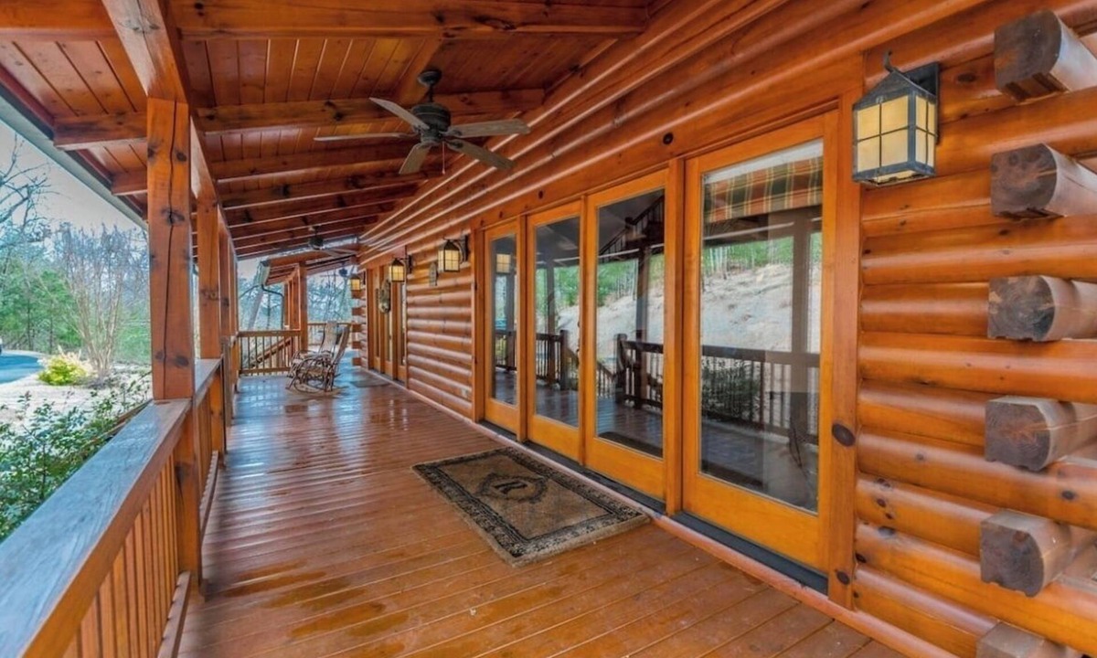 Dahlonega Cabin | Cozy Mountain Hideaway + Hot Tub + Mins to Downtown Dahlonega