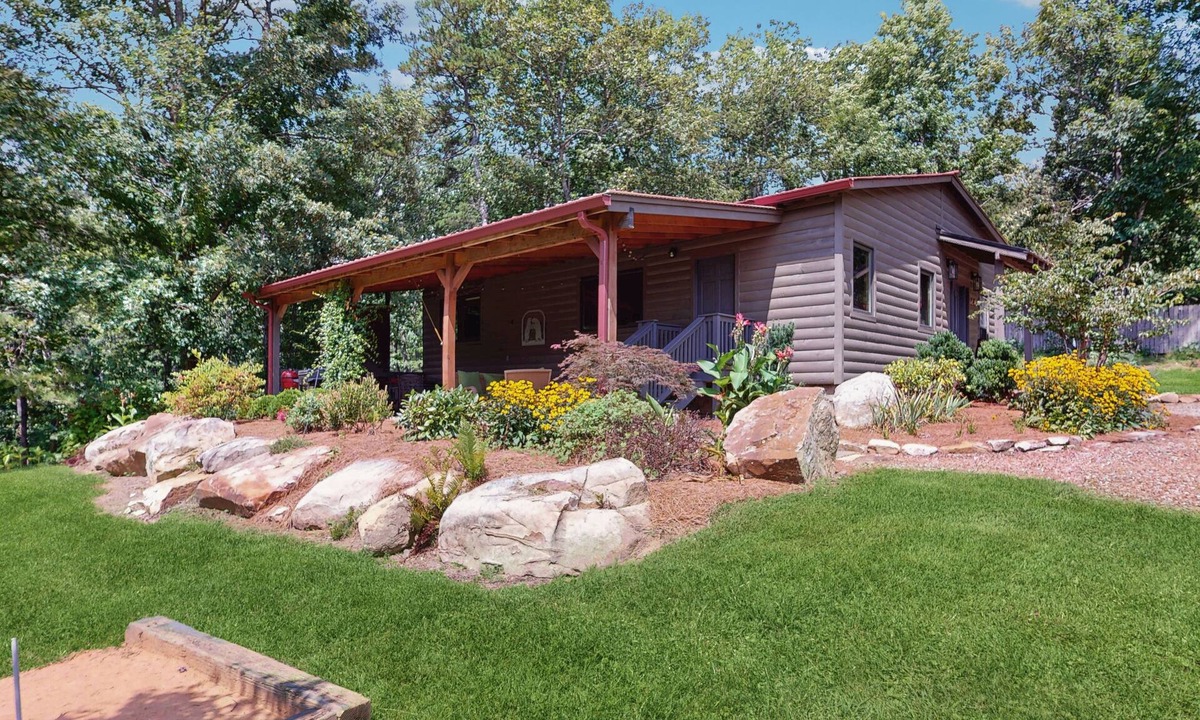 Lookout Mountain Cabin | Cozy mountain cabin with fire pit, outdoor kitchen & scenic yard