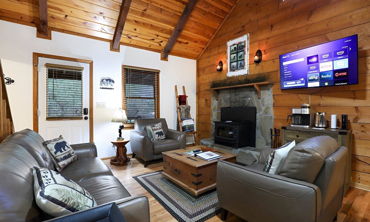 Sautee Nacoochee Cabin | Cozy Mountain Cabin: NEW Hot Tub, Sauna, Arcade, Fireplace-Minutes from Helen!