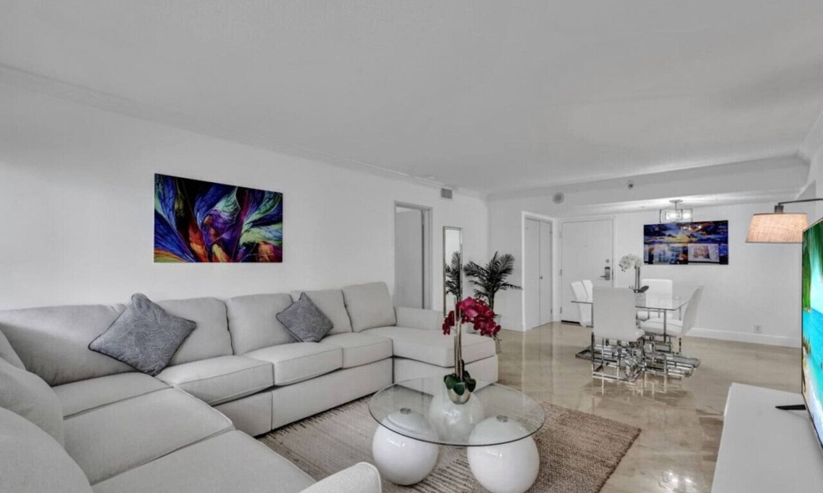 Mid Beach Apartment | Cozy Ocean View Condo with beach service 1015