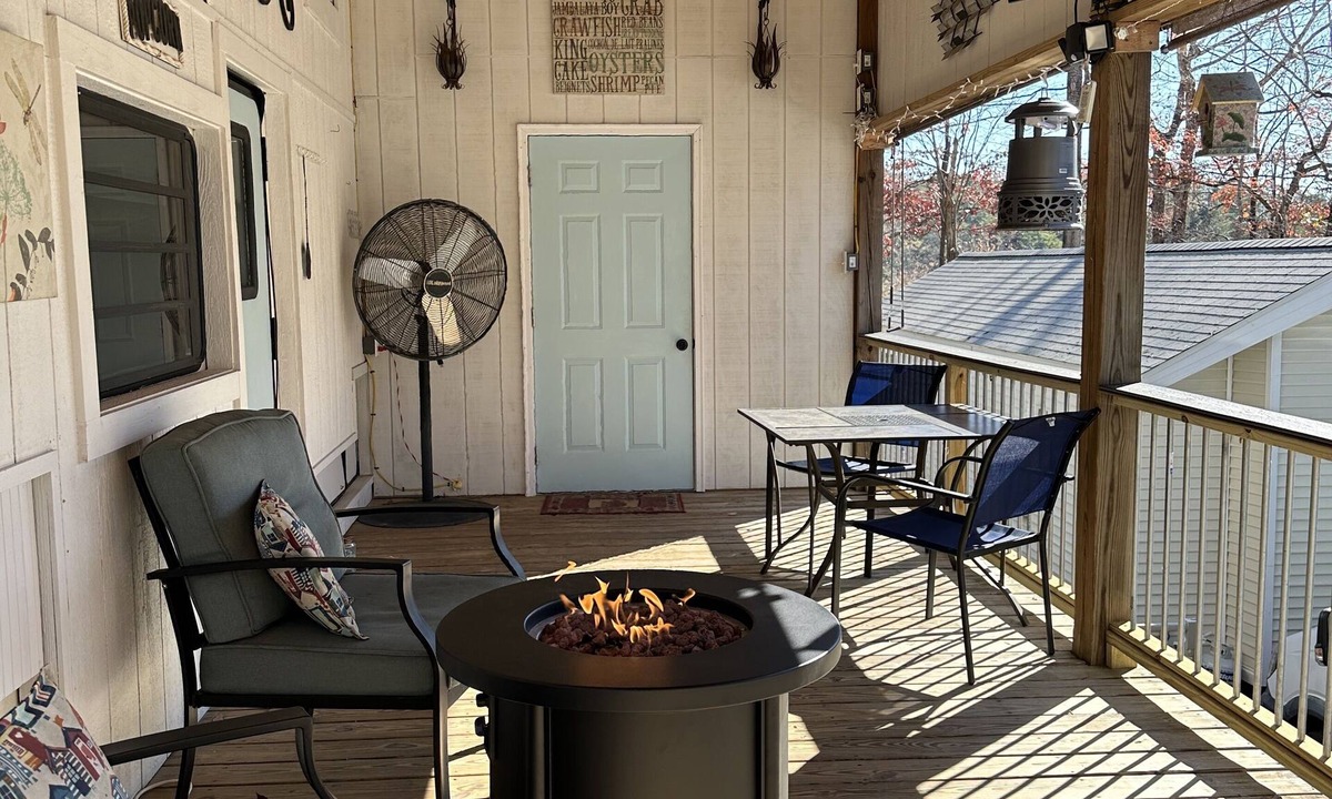 Cleveland House | Cozy Pet Friendly Mountain Camper RV with amentities in Cleveland Ga near lake