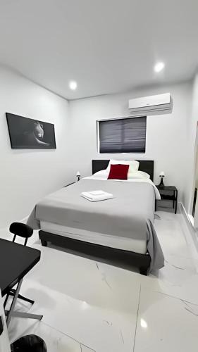 West Little Havana House | Cozy Private Room, near the Airport - Free parking - 01