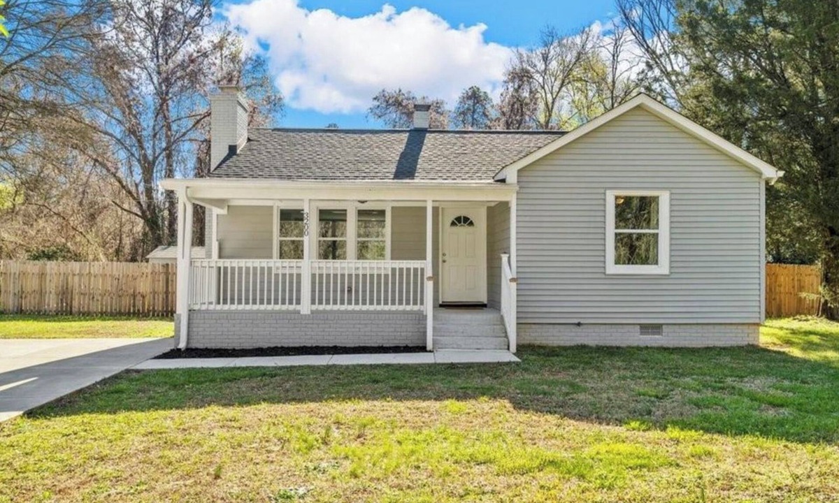 Charlotte House | Cozy Retreat Near Uptown & CLT Airport : Pet Friendly