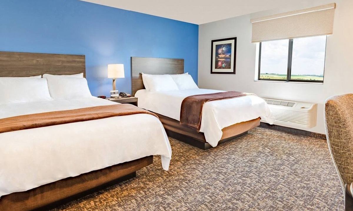 Huntersville Hotel | Cozy Retreat w/Kitchen! Free Parking, BBQ Facilities, Pet-Friendly!
