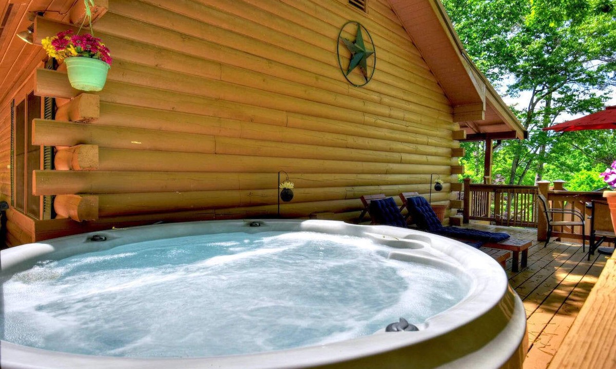 Ellijay Cabin | Cozy Rustic Cottage w/Hot Tub & Fire Pit near Lake