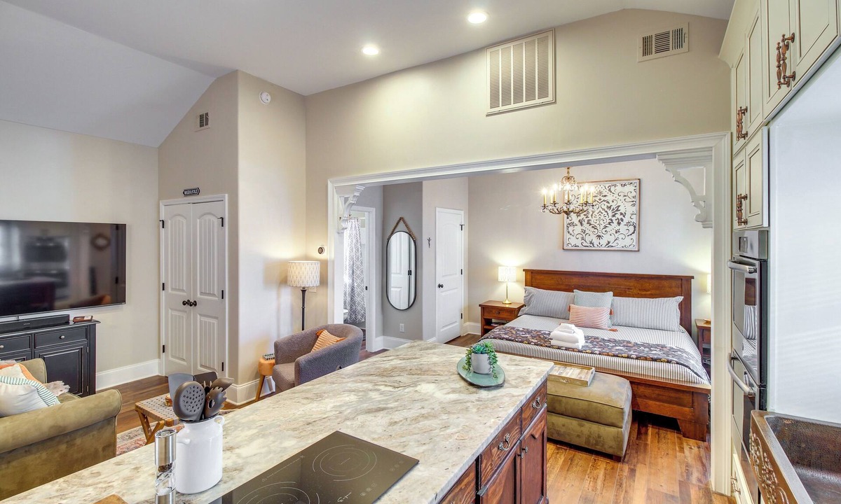 Midtown Apartment | Cozy Savannah Vacation Rental w/Fenced Courtyard!