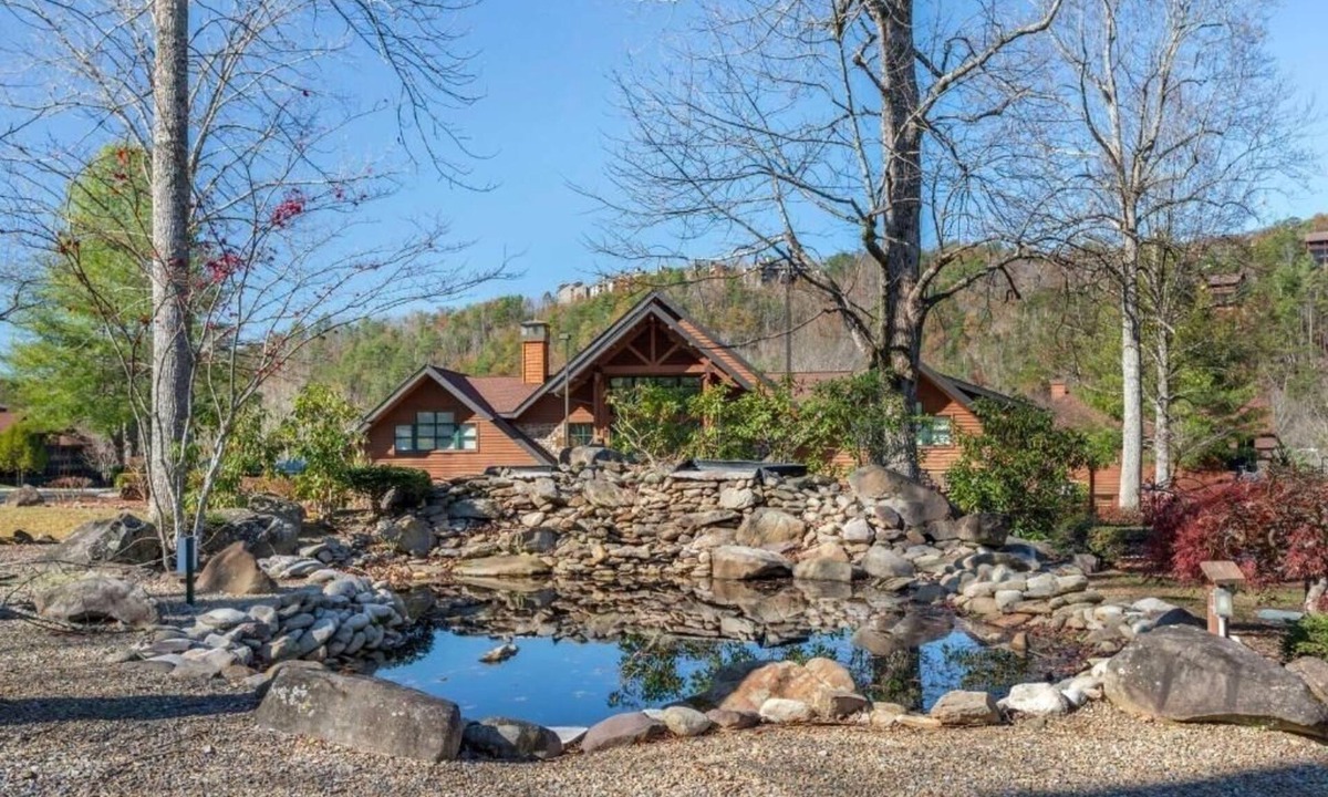 Pittman Center Hotel | Cozy Smoky Cabin w/Jacuzzi, Heated Pool, Games & Volleyball Court l 2 Rooms