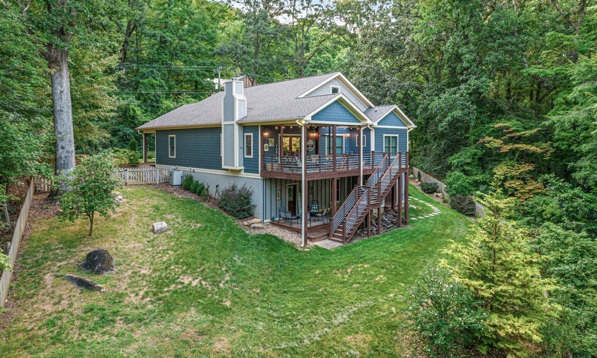 St. Elmo Improvement League Cabin | Cozy Spacious Cabin with Beautiful Hiking Trails in Tennessee