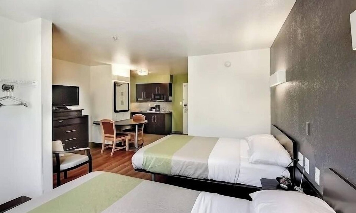 East Brunswick Hotel | Cozy Stay Near Rutgers w/Kitchen