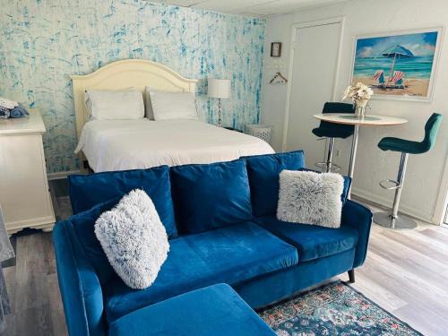 Gulf Gate Estates Apartment | Cozy Studio 10 minutes from Siesta Key -perfect for couples
