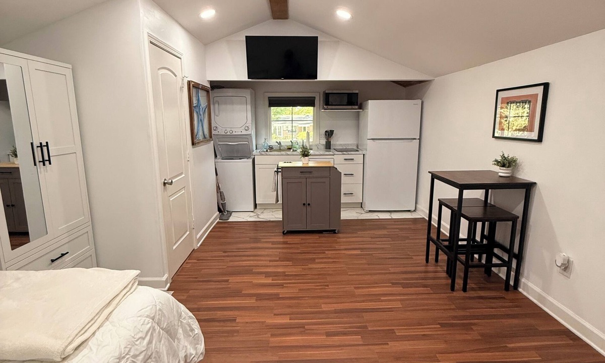 West Ashley Apartment | Cozy Studio Apartment, full kitchen and laundry, conveniently close to downtown
