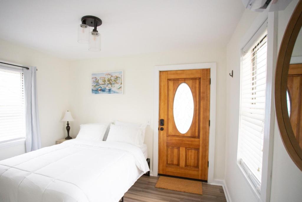 Jacksonville Beach House | Cozy Studio - Blocks from the Ocean!
