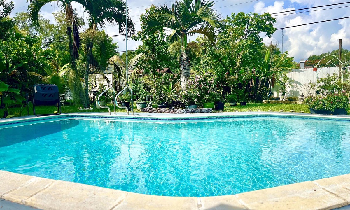 West Park Apartment | Cozy Studio, Priv. Entrance, pool.