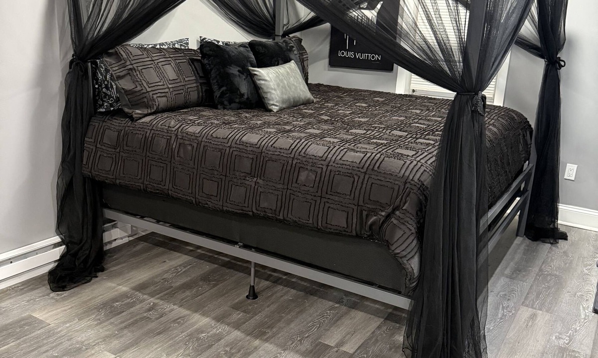 Collingdale Apartment | Cozy studio with. Beautiful King Size Bed, WiFi and AC in Collingdale Pa