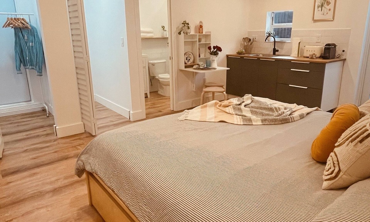 Kendale Lakes Apartment | Cozy Studio with Lake View, cycling circuit and golf course at walking distance.