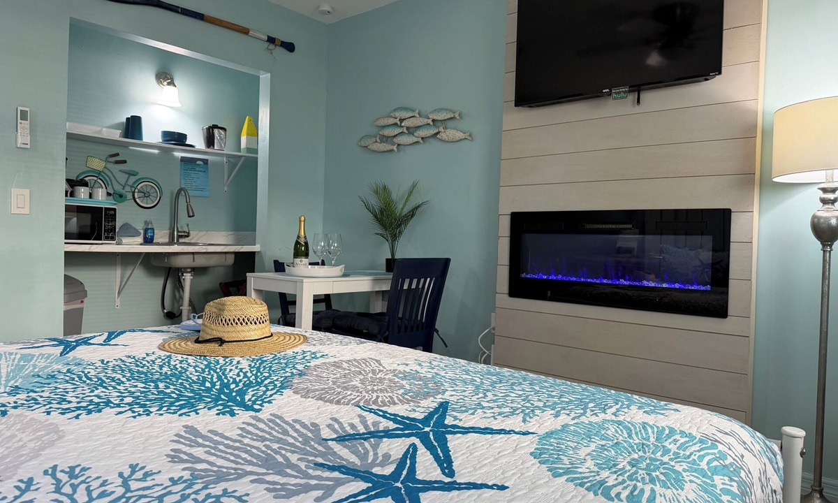 Bonita Springs Hotel | Cozy Tropical King Studio with Kitchenette in Bonita Springs