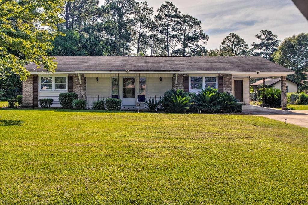Waycross House | Cozy Waycross House w/Yard & Screened Patio!