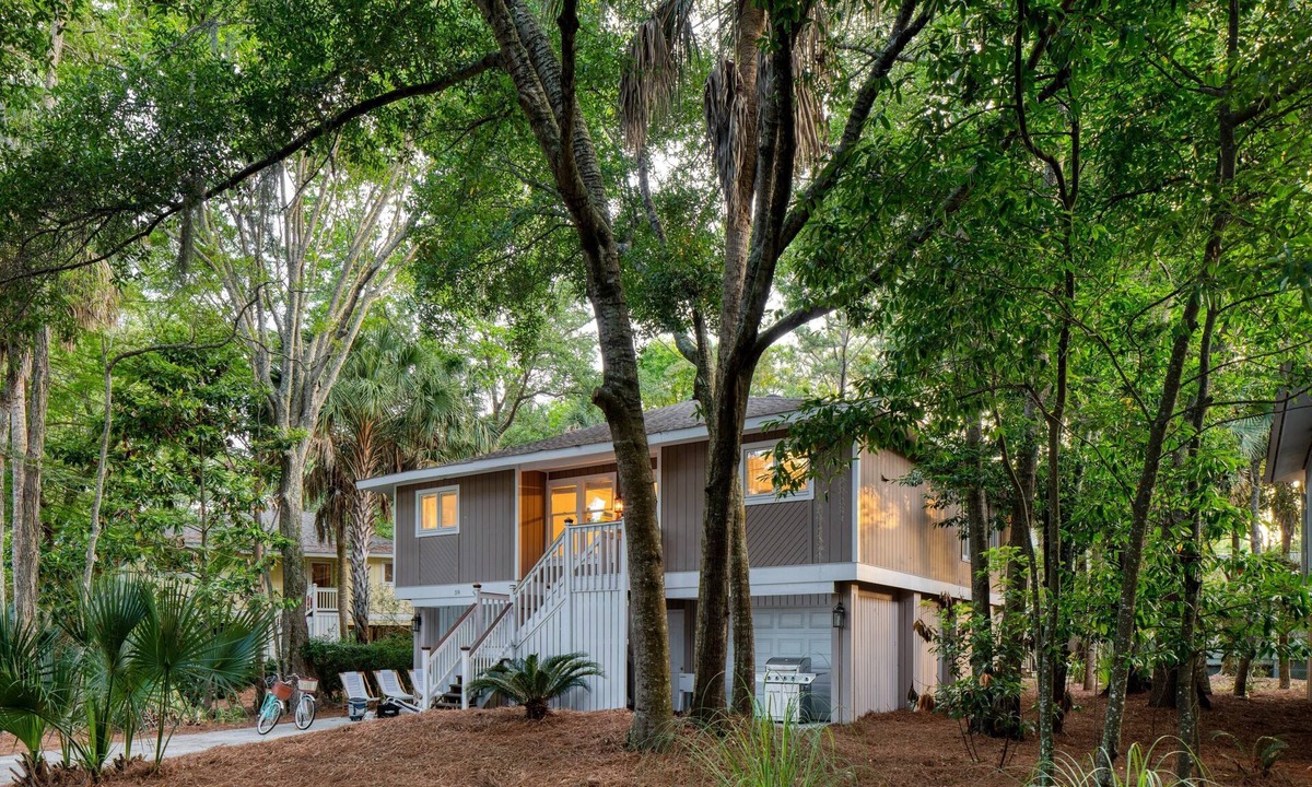 Isle of Palms Cottage | Crawdad by Avantstay Isle of Palms Home w/BBQ