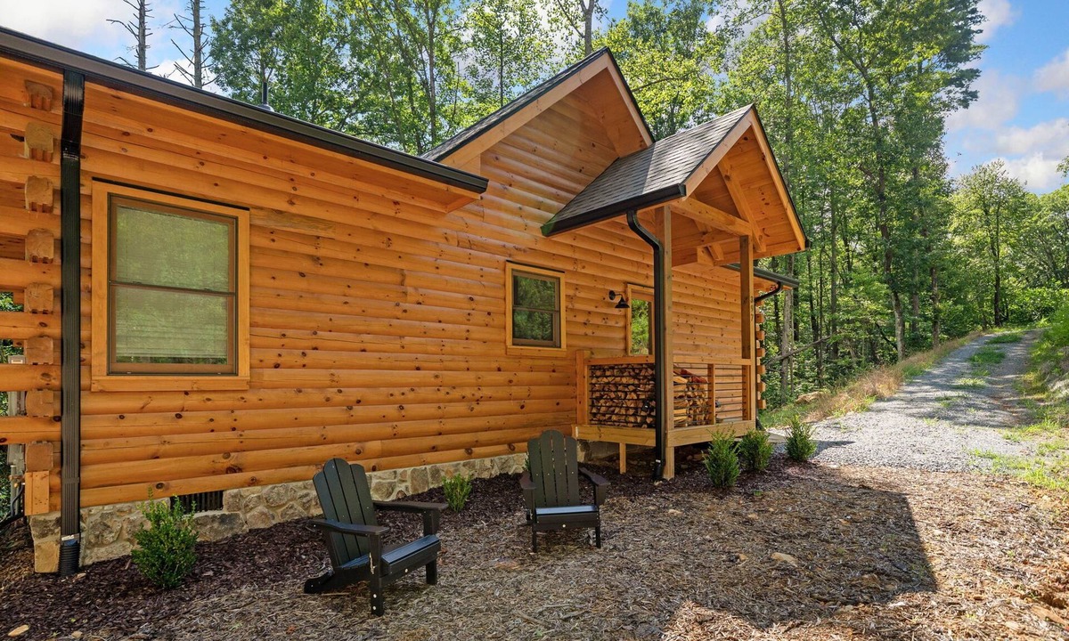 Ellijay Cabin | Creek & Cozy-Charming 2BR Creekside Cabin in Ellijay- AC, Fire Pit, Nature
