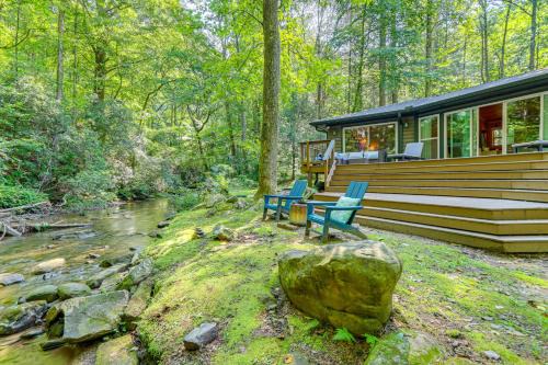 Walnut Mountain House | Creekside Cabin Rental ~ 8 Mi to Downtown Ellijay!