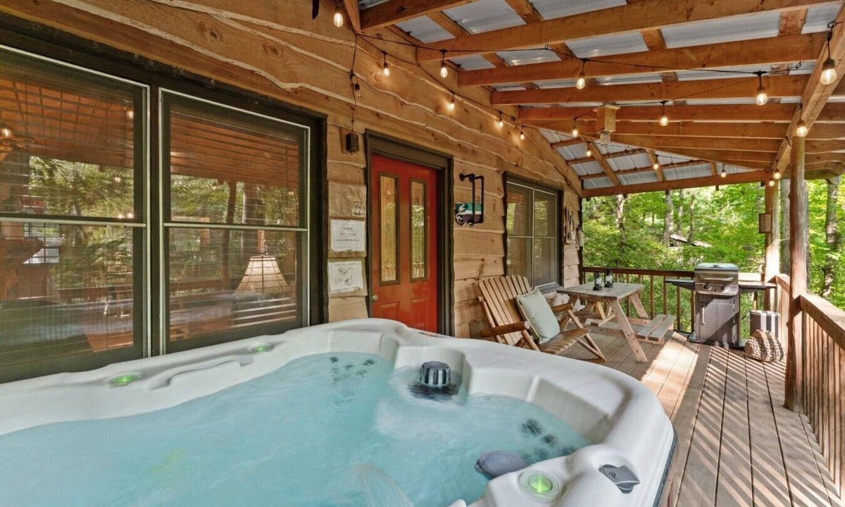 Dahlonega Cabin | Creekside Cabin w/Hot Tub/Near Downtown/Wineries