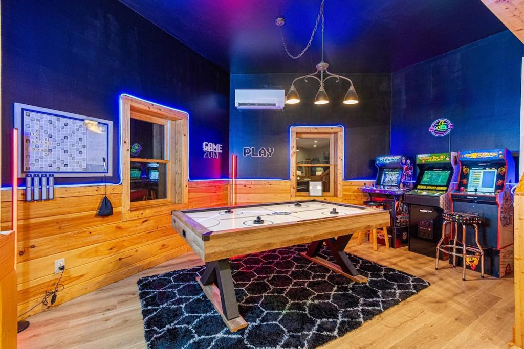Beech Mountain Villa | Creekside Log Cabin with Hot Tub & Arcade Games