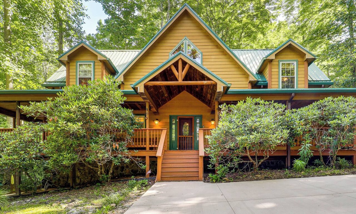 Bakersville Cabin | Creekside Mountain Cabin in Rural Dark-Sky Country