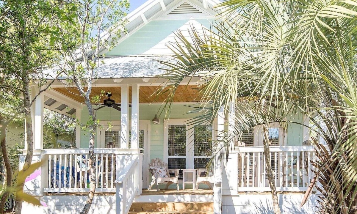 Seacrest Cottage | Daddio's Cottage Walk to Alys & Rosemary. Sleeps 7