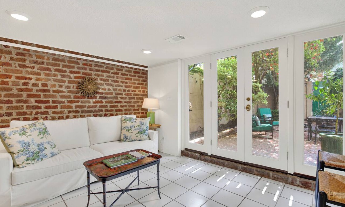 Historic Downtown Savannah Apartment | Darling Garden Apartment on Charlton