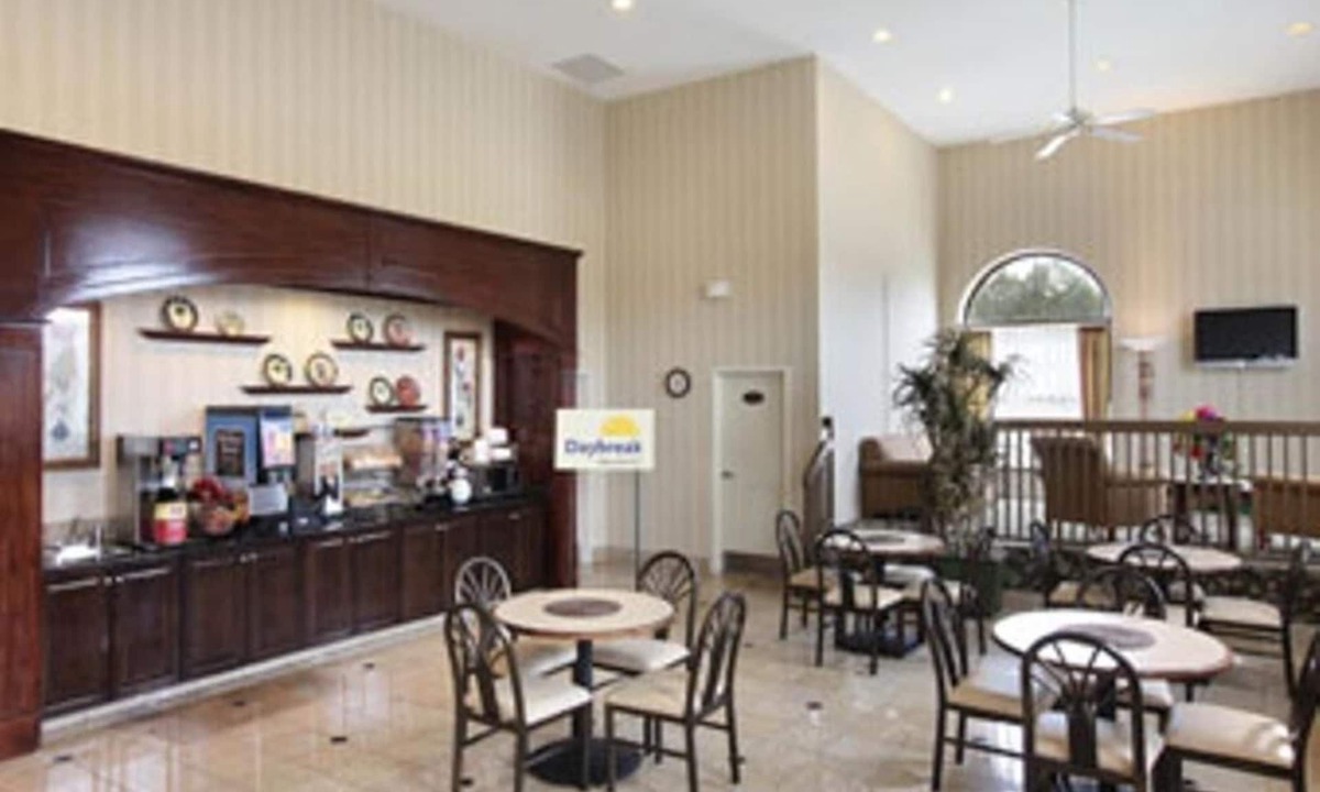 West Columbia Hotel | Days Inn & Suites by Wyndham Columbia Airport