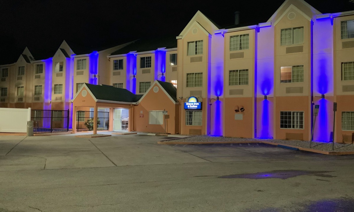 Pinecrest West Park Hotel | Days Inn & Suites by Wyndham Tampa/Raymond James Stadium