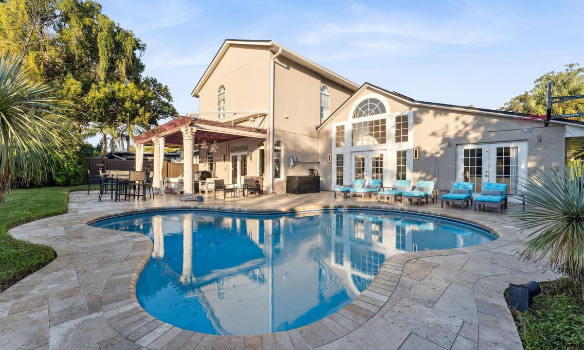 Maitland House | De Lux Maison Suite 16 - Luxury Home with up to 25' high ceilings. Sleeps 16-18