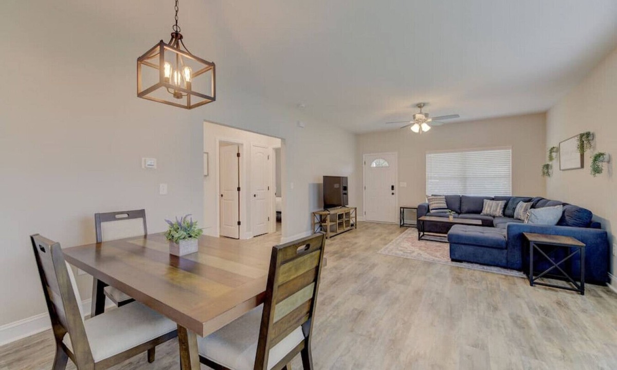 Cayce House | Deja Blue by Heartwood | 10 Mins to Downtown