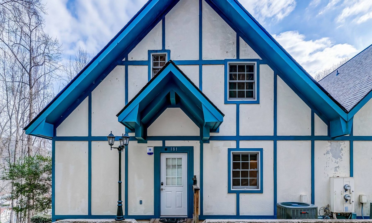 Helen House | Delightful home near Main Street with fast WiFi, private hot tub, deck & views