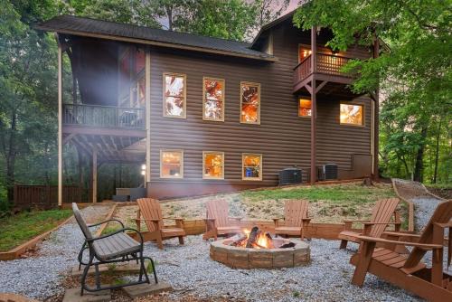 Cleveland House | Deluxe Cabin For Groups Near Helen w Hot Tub