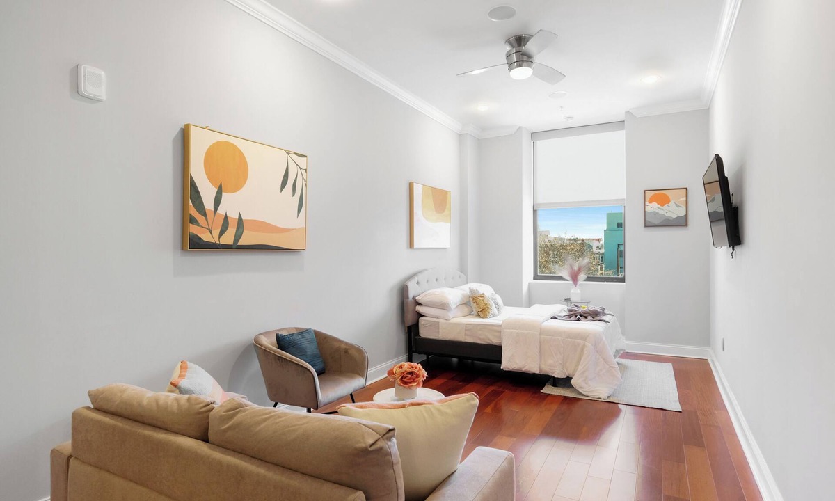 Olde Kensington Apartment | Deluxe Studio Retreat: Rooftop Pool & Concierge