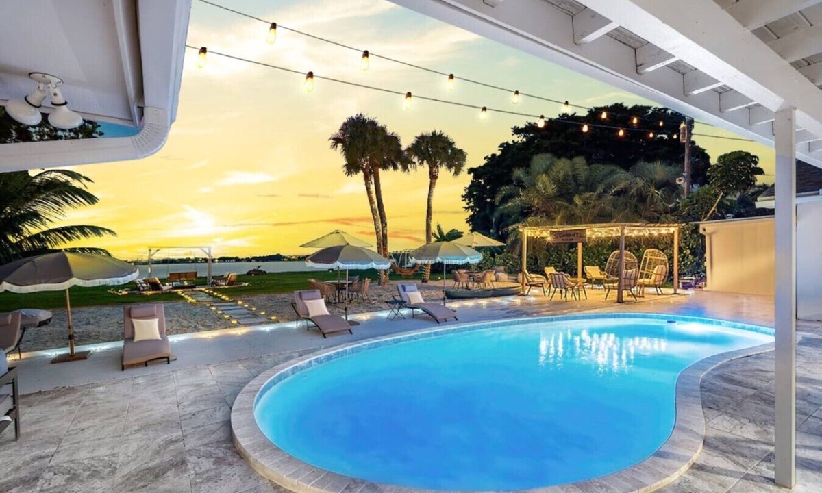 Palm Beach - West Palm Beach Villa | Deluxe Waterfront Villa | BBQ, Pool and Game Room