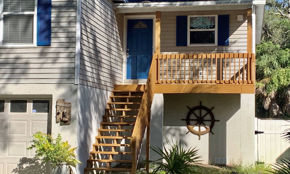 Tarpon Springs House | "DEO'S BEACH HOUSE" - RELAXING GETAWAY THAT STILL FEELS LIKE HOME.