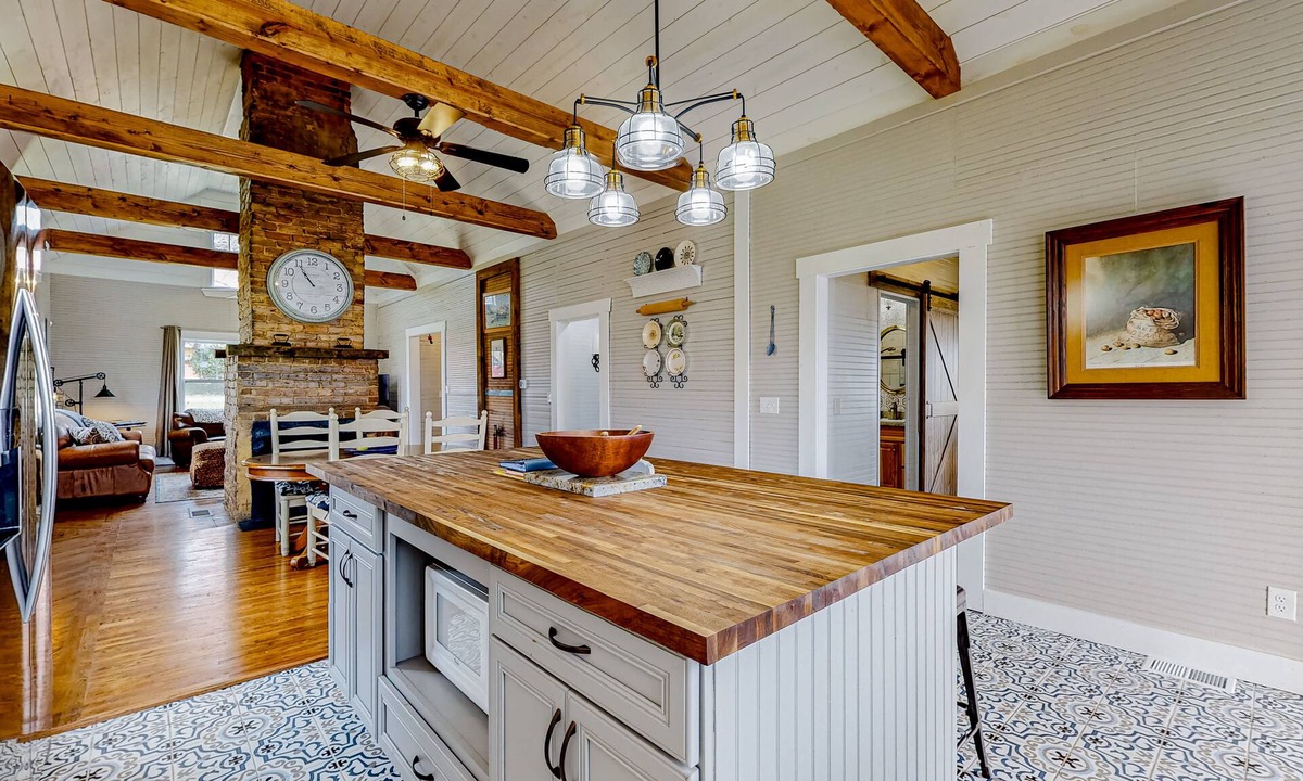 Jasper House | Designer historic home with amazing art, antiques, central AC - walk to downtown