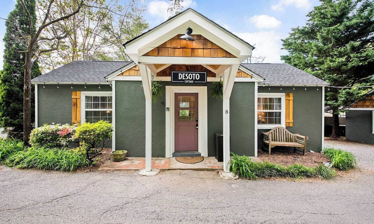 Lookout Mountain Bed & Breakfast | Desoto Cottage Hot Tub & Breakfast Treats