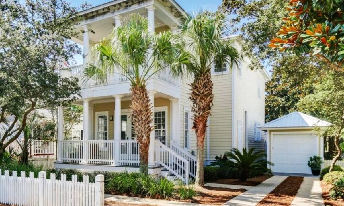 Frangista Beach House | Destin Beach Vibes, sleeps 13, 2min walk to private beach, heated community pool
