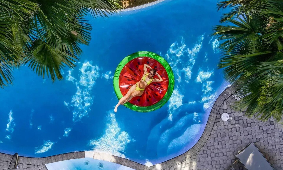 Seybold House | DIAMOND ESTATES: MIAMI - 6 QUEEN, 3 FULL BATH, POOL, BAR ROOM, BALCONY