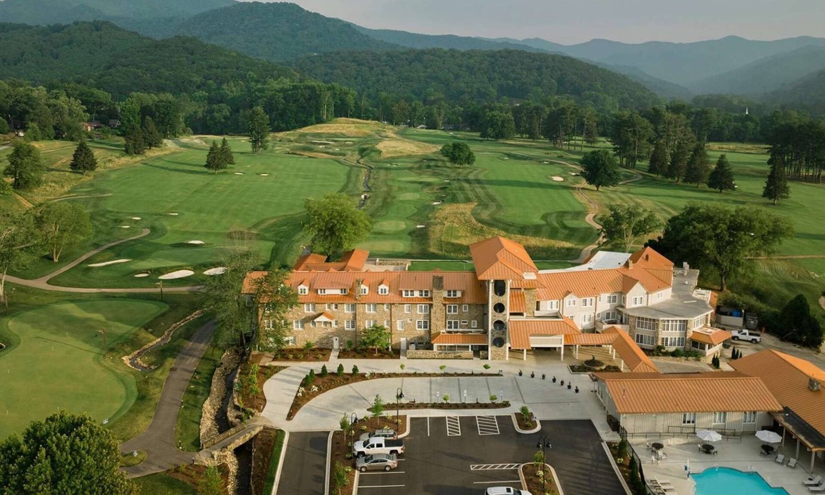 Waynesville Hotel | Direct Golf Access | Pool, Fitness Center & Dining