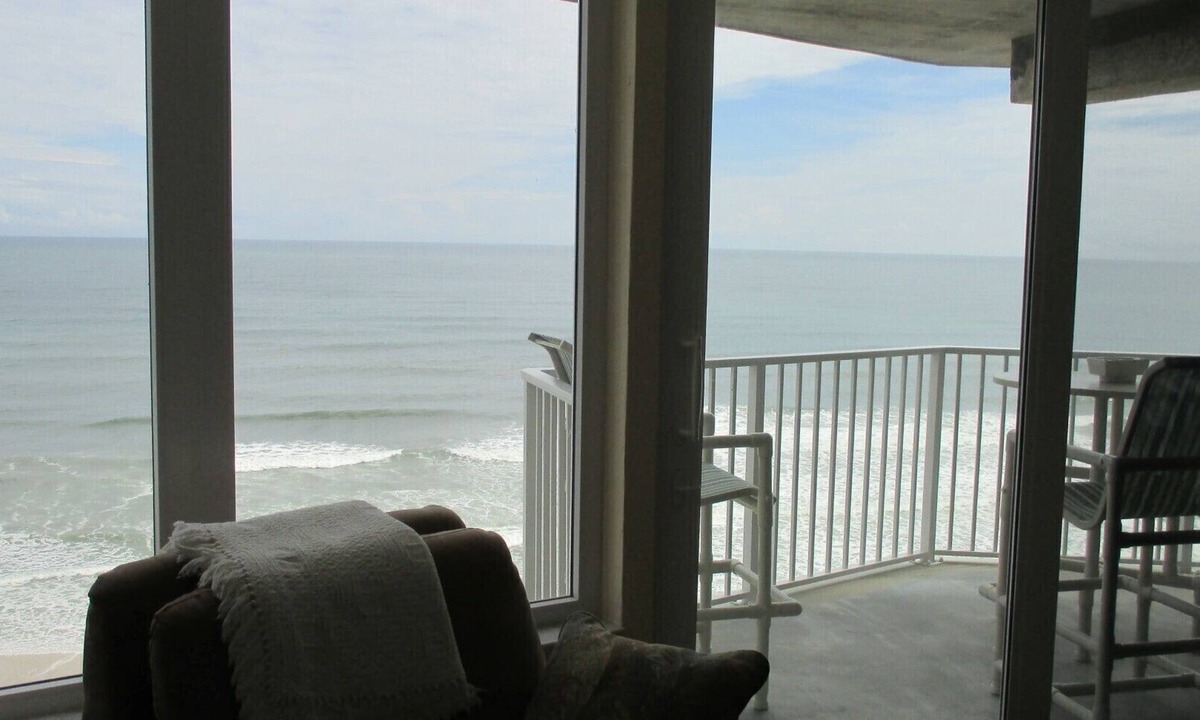 Daytona Beach Shores Condo | DIRECT OCEANFRONT 2B/2B ON THE NO DRIVE BEACH GATED GARAGE