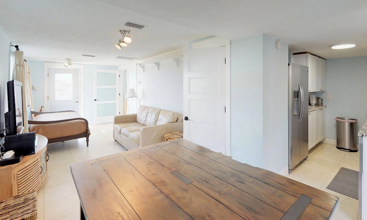 St. Augustine Beach House | 💲DIRECT OCEANFRONT Romantic Cottage💲 Best Beach - Walk to Restaurants - Downtown only 5 Miles