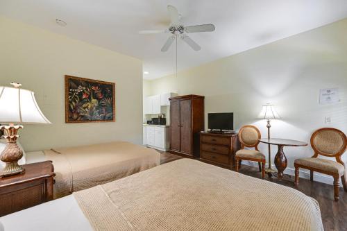 Naples Apartment | Dock, Pool & Tennis Courts: Naples Resort Retreat!
