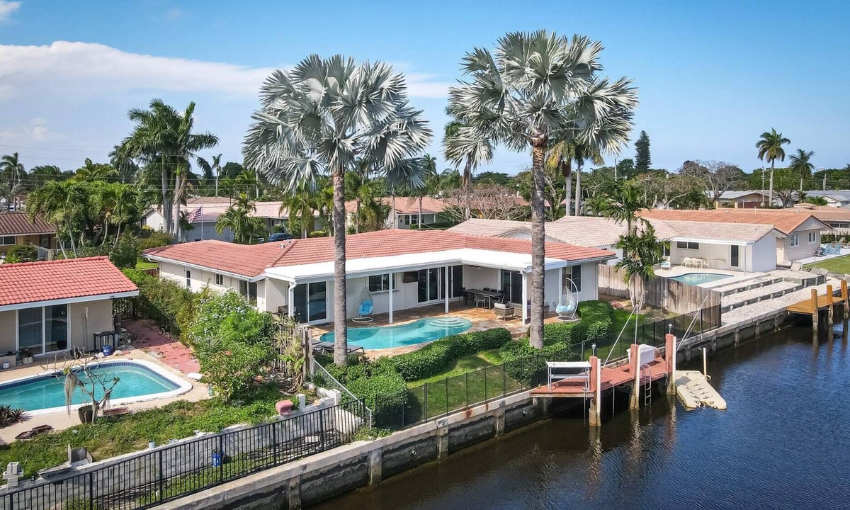 Coral Ridge Isles House | Dockside Daydreams, Cozy, Canal Front with Pool